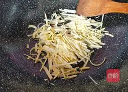Illustration of how to make fried leeks with shredded bamboo shoots 6