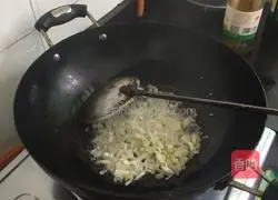 Illustration of how to make fried pork slices with green pepper 3