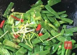 Illustration of making double pepper green beans (weight loss version) 13