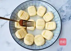 Illustration of how to make crispy potato pancakes 10