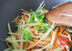 How to make green pepper and potato shreds 4