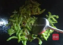 Illustration of how to stir-fry bitter melon in soy sauce (reducing bitterness) 6