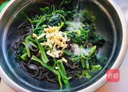 Illustration of how to make cold fern root powder 3