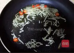 Illustration of how to make spicy and sour green pepper and potato shreds 9