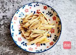 Illustration of how to stir-fry tofu skin with green garlic sprouts 1