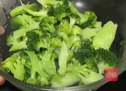 Illustration of how to make garlic broccoli 4
