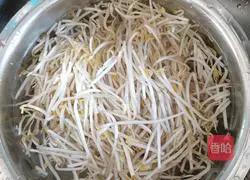 Illustration of how to stir-fry mung bean sprouts in vinegar 1