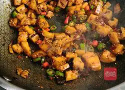 Illustration of how to make spicy lotus root dices 7