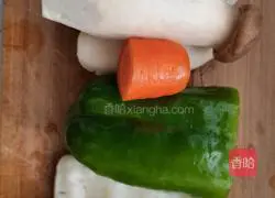 Illustration of how to make king oyster mushroom slices 1