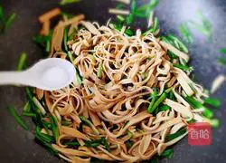 Illustration of how to stir-fry tofu skin with green garlic sprouts 7
