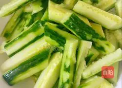 Illustration of how to make garlic and cucumber with knife 3