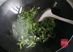 Illustration of how to stir-fry green peppers and gourds 4