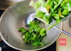 Illustration of how to cook green peppers with black bean sauce 3