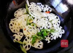 Illustration of how to stir-fry lotus root slices 6