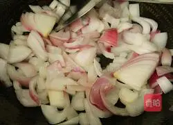 Illustration of how to stir-fry potatoes with onions and lotus root 4
