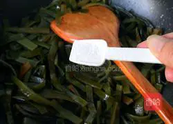 Illustration of how to make spicy kelp head 10