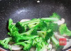 Illustration of how to stir-fry mushrooms with broccoli 7