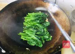 Illustration of how to cook kale with garlic 5