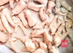 Illustration of how to make cold garlic and spicy chicken feet 6