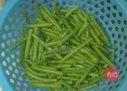 Illustration of how to make stir-fried cowpeas 1