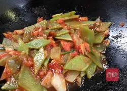 Illustration of how to stir-fry lettuce with tomatoes 12