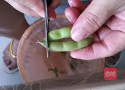 Thin Illustration of how to make salted edamame 1