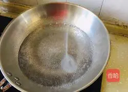 Illustration of how to mix mung bean sprouts with dried shreds 3