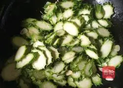 Illustration of how to make stir-fried loofah 4