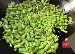 Illustration of how to stir-fry water spinach stems with garlic 7