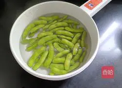 Illustration of how to make mash edamame 4