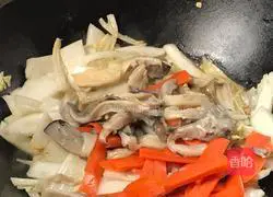 Illustration of how to stir-fry oyster mushrooms with cabbage 12 