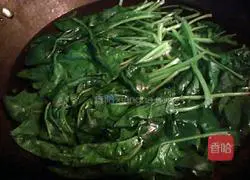 Illustration of how to make cold spinach and enoki mushrooms 2