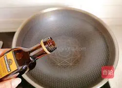 Illustration of how to stir-fry seasonal vegetables with olive oil 9