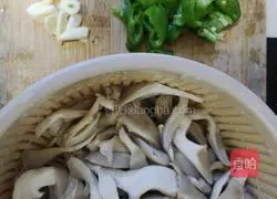 Illustration of how to make fried oyster mushrooms with pepper 2