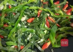 Illustration of how to make fried pig ears and beans 5