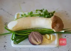 Illustration of how to make hand-shredded king oyster mushrooms in oyster sauce 1