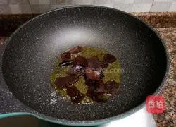 Illustration of how to make fried fungus with lettuce 6