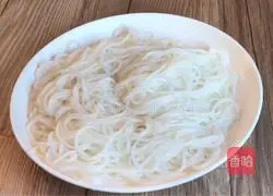 Illustration of how to make Yinya fried vermicelli 6