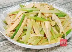 Illustration of how to stir-fry celery and yuba 9