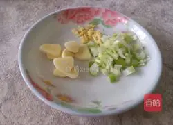 Illustration of how to make fried yam with carrots and fungus 5