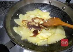Illustration of how to make fried potatoes with minced garlic 5