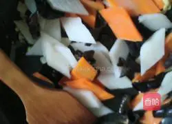 Illustration of how to stir-fry yam with carrots and fungus 9