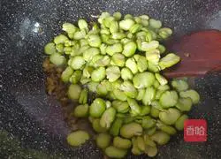 Illustration of how to stir-fry pickled cabbage and broad beans 5