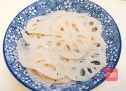 Illustration of how to make cold lotus root 5