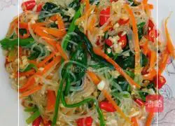 Illustration of how to mix spinach with vermicelli 16