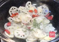 Illustration of how to stir-fry lotus root slices 7