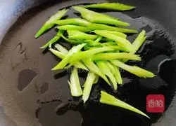 Illustration of how to make pan-fried celery and walnut kernels 4