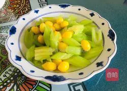 Illustration of how to stir-fry ginkgo with celery 11