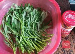 Illustration of how to make water spinach with chopped pepper 1