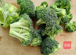 Illustration of how to stir-fry broccoli with yellow pepper 2